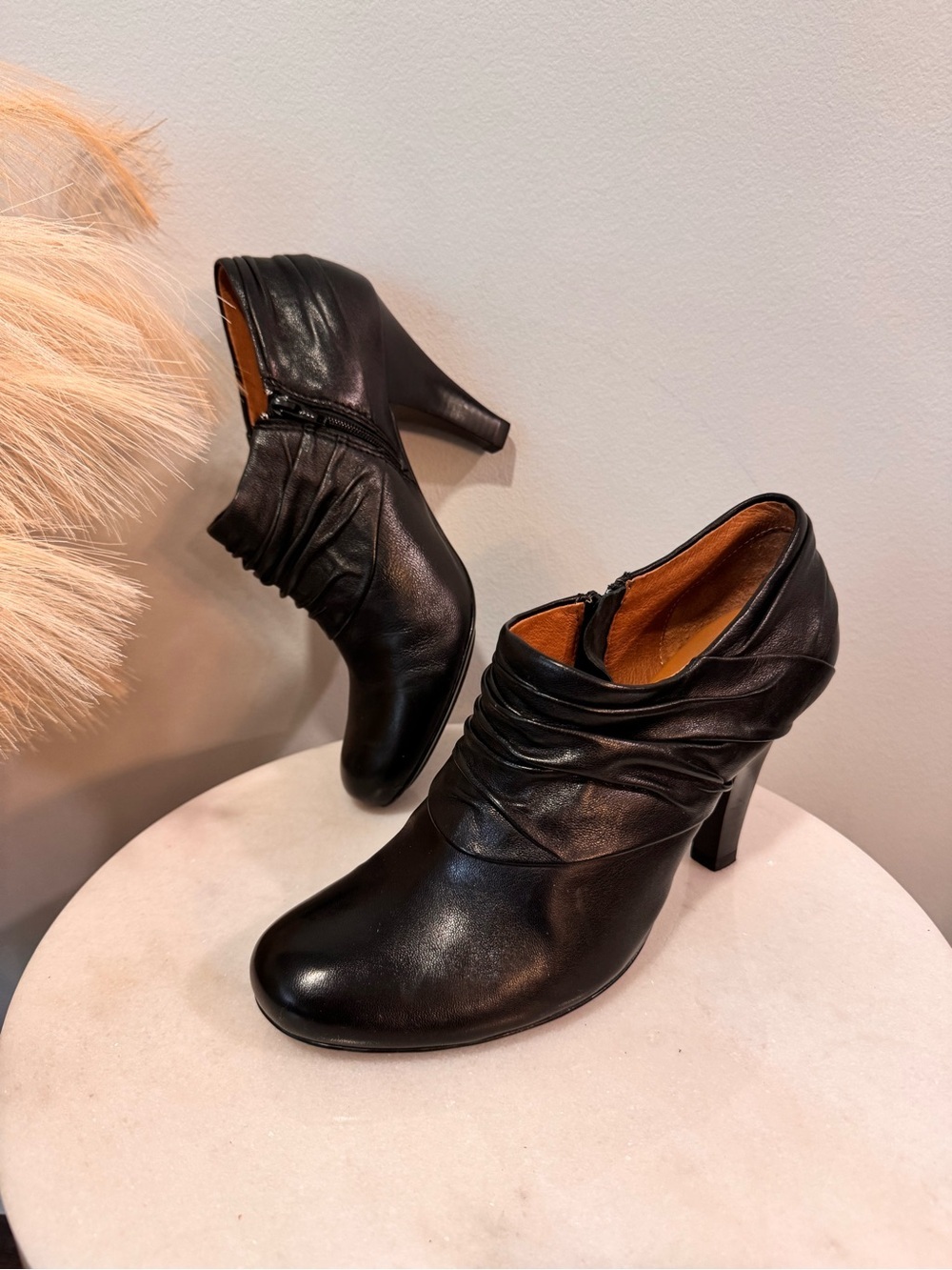 Sofft Black Leather Ruched Ankle Heeled Boots Sz 9